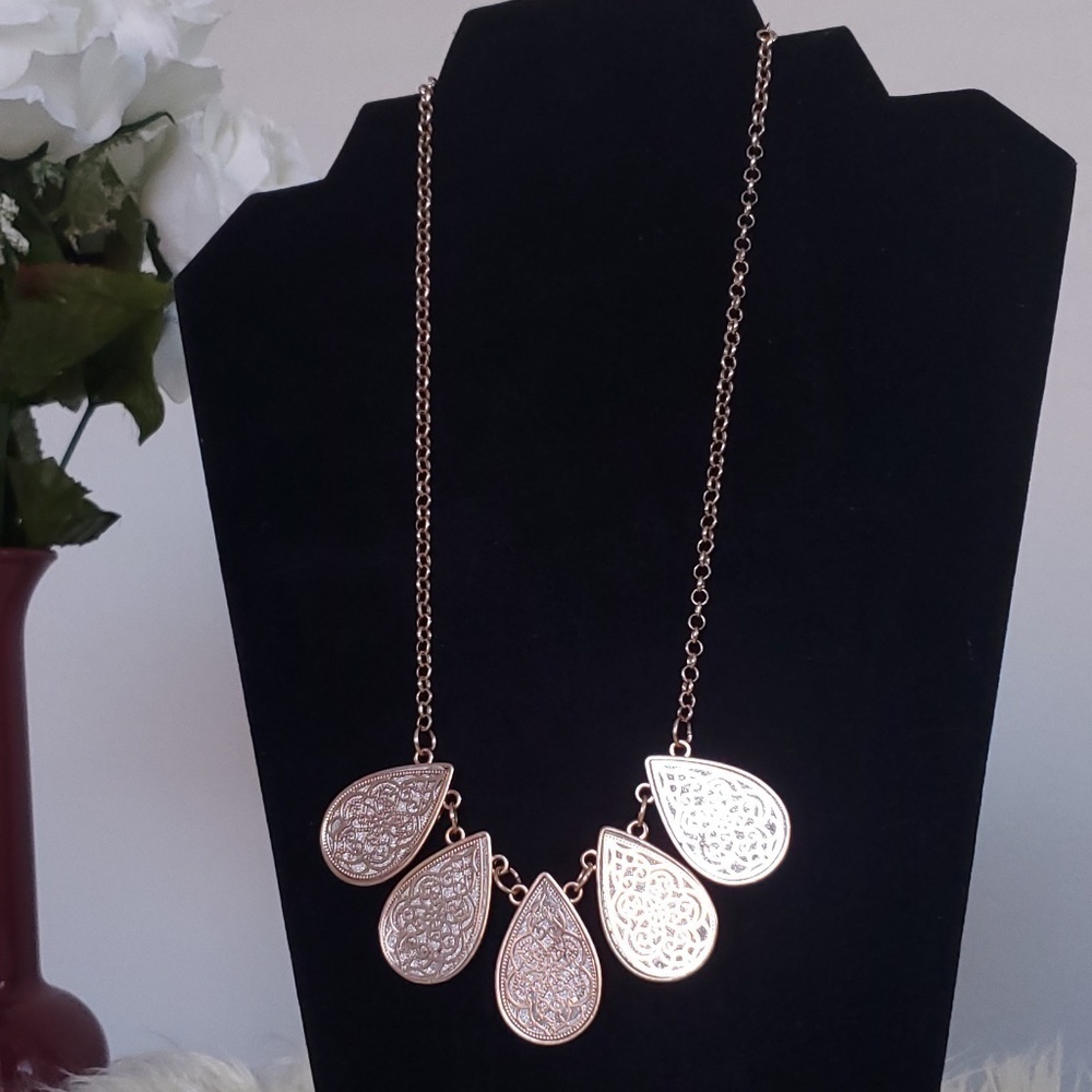 Petal shaped Goldtone necklace 🌴